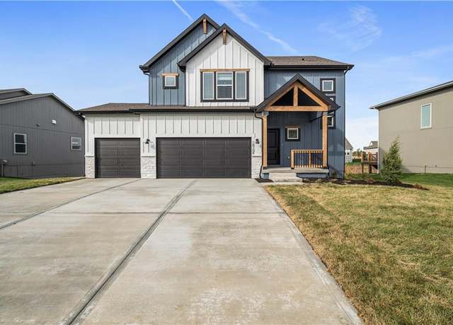 Property at 312 Woodview Dr, Raymore, MO 64083, 4 beds, 2.5 baths