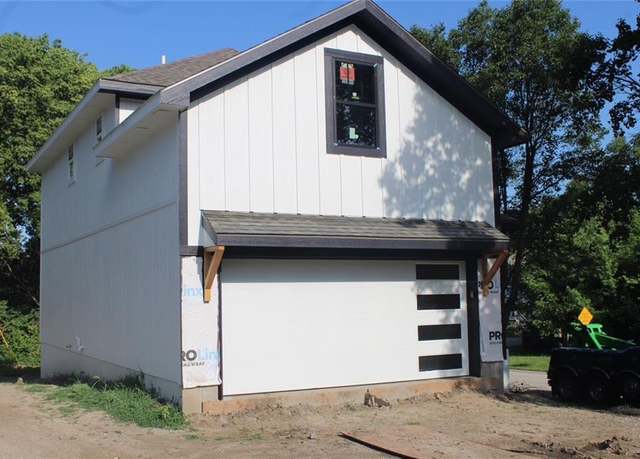 Property at 11226 N Oak Trfy, Kansas City, MO 64155, 4 beds, 3.5 baths