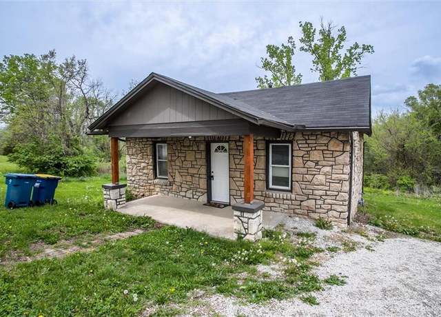Property at 702 Centralia St, Excelsior Springs, MO 64024, 2 beds, 1 bath