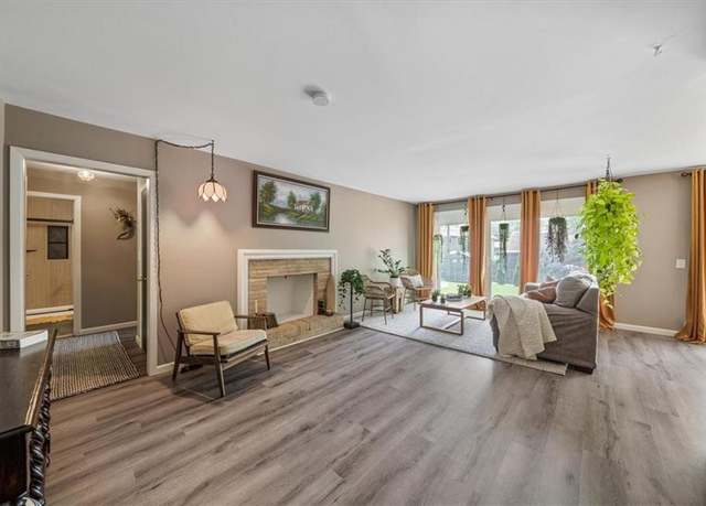 Property at 811 W 86th Ter, Kansas City, MO 64114, 3 beds, 2.5 baths