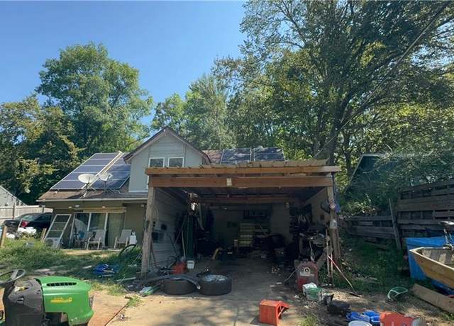 Property at 1105 Lakeshore Dr, Oak Grove, MO 64075, 3 beds, 1.5 baths