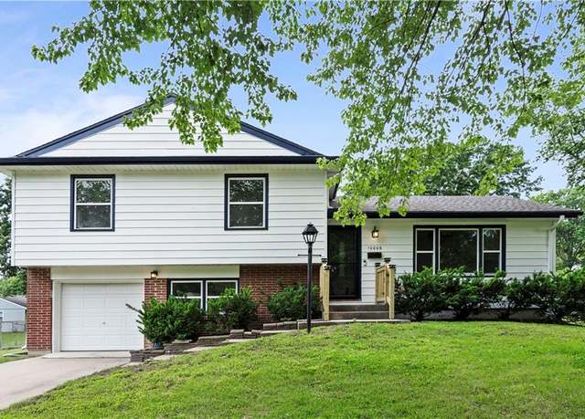 Property at 10006 Oakdell St, Kansas City, MO 64114, 3 beds, 2.5 baths