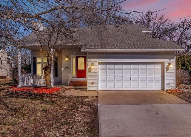 Property at 1700 E Timber Ridge Dr, Sedalia, MO 65301, 3 beds, 2.5 baths