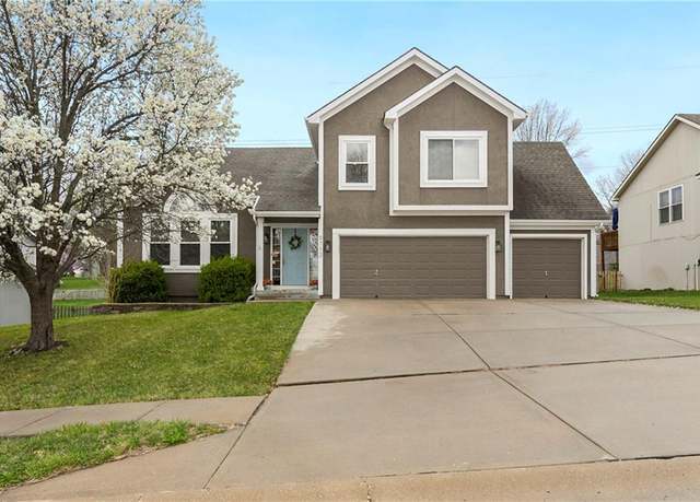 Property at 9712 N Highland Ter, Kansas City, MO 64155, 4 beds, 2.5 baths