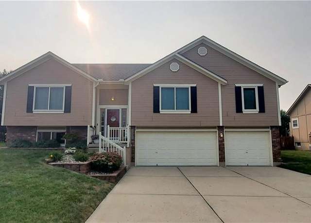 Property at 1402 Tabitha Ln, Greenwood, MO 64034, 3 beds, 2.5 baths