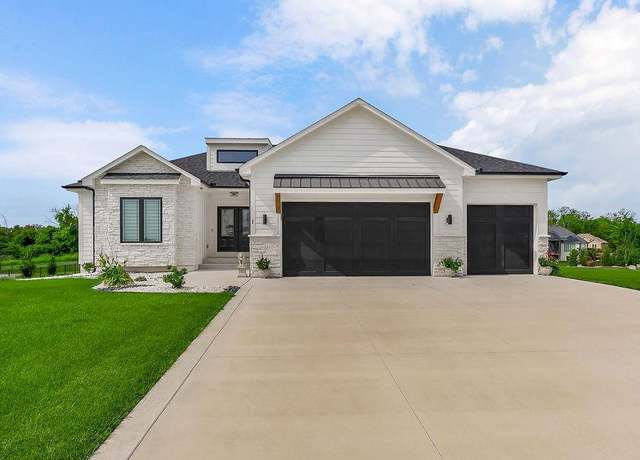 Property at 1 S Buffalo Ridge Ct, Lake Winnebago, MO 64034, 4 beds, 3 baths