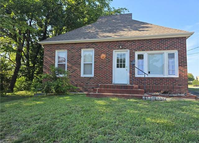 Property at 207 E Oak St, Warrensburg, MO 64093, 2 beds, 1 bath