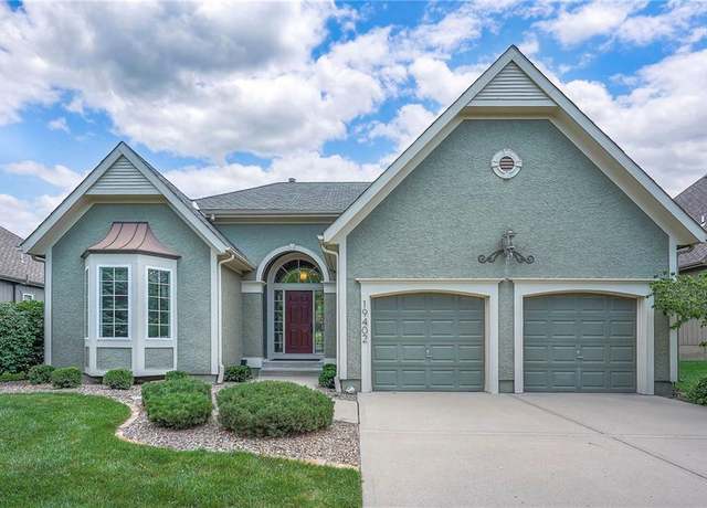 Property at 19402 W 98th Ter, Lenexa, KS 66220, 3 beds, 3 baths