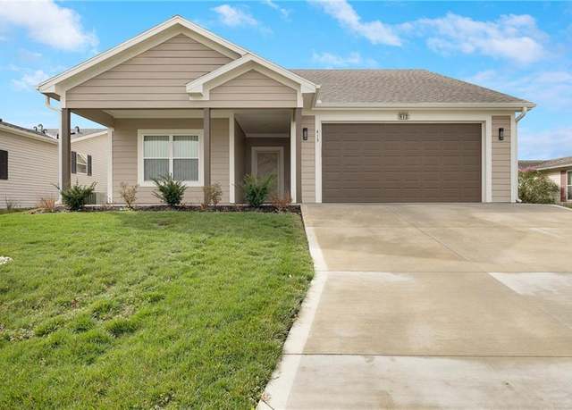 Property at 413 NE Poplar Ct, Oak Grove, MO 64075, 3 beds, 2 baths