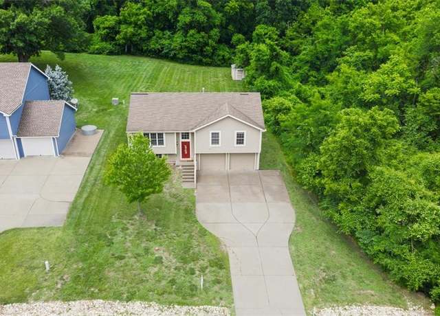 Property at 624 Mcdonald Rd, Leavenworth, KS 66048, 3 beds, 3 baths
