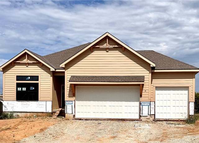 Property at 7602 NE 103rd St, Kansas City, MO 64157, 4 beds, 3 baths