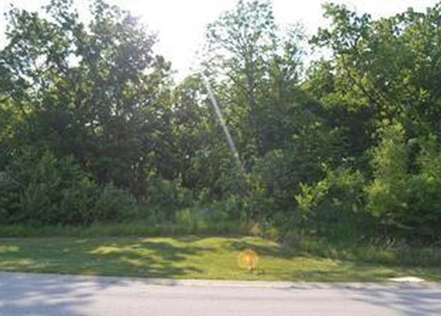 Property at 6842 N Myrtle Ct, Gladstone, MO 64119