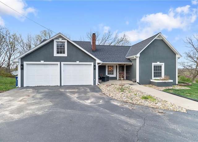 Property at 302 W Summit St, Smithville, MO 64089, 4 beds, 2 baths
