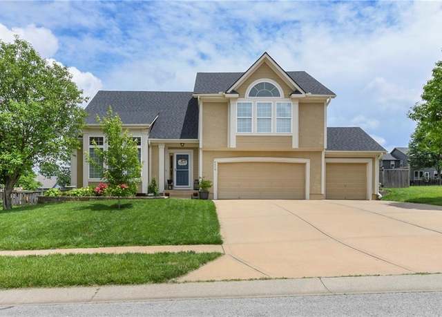 Property at 5329 Lewis Ct, Shawnee, KS 66226, 4 beds, 3 baths