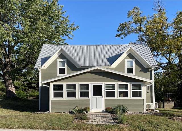 Property at 5206 Locust St, Smithville, MO 64089, 3 beds, 1 bath