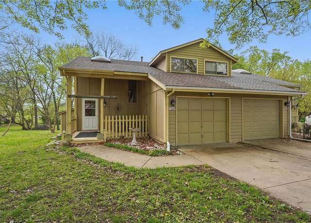 Property at 750 SE Claremont Ct, Lee's Summit, MO 64063, 3 beds, 1.5 baths
