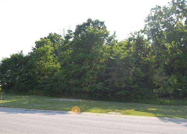 Property at 6836 N Myrtle Ct, Gladstone, MO 64119