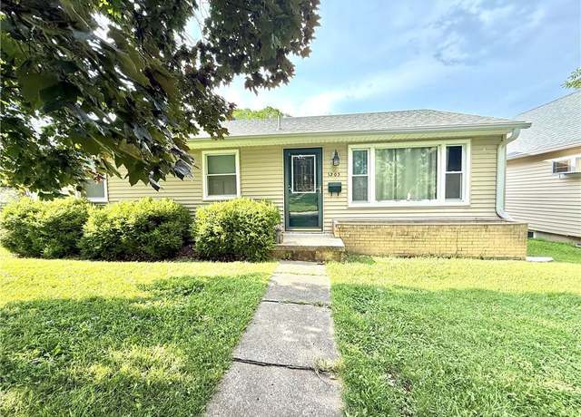 Property at 1303 E 3rd St, Maryville, MO 64468, 3 beds, 2 baths