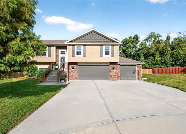 Property at 3412 NW 50th St, Riverside, MO 64150, 4 beds, 3 baths