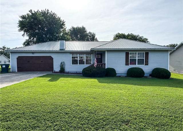 Property at 106 S Elm St, Blue Eye, MO 65611, 3 beds, 2 baths