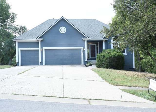 Property at 13821 Grove Ave, Bonner Springs, KS 66012, 3 beds, 2.5 baths
