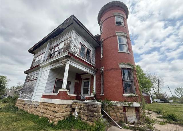 Property at 118 E Pine St, Independence, KS 67301, 5 beds