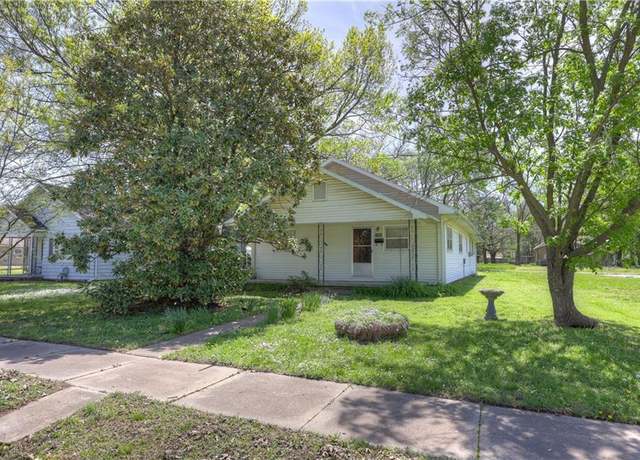 Property at 908 E 11th St, Pittsburg, KS 66762, 3 beds, 2 baths