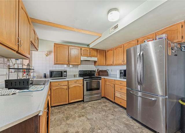 Property at 23531 Springdale Rd, Easton, KS 66020, 4 beds, 2.5 baths