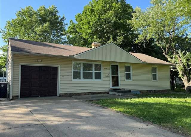 Property at 11404 Greenwood Rd, Kansas City, MO 64134, 3 beds, 2 baths