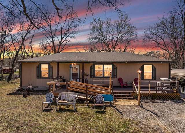Property at 216 E Jackson St, Sedalia, MO 65301, 3 beds, 1 bath