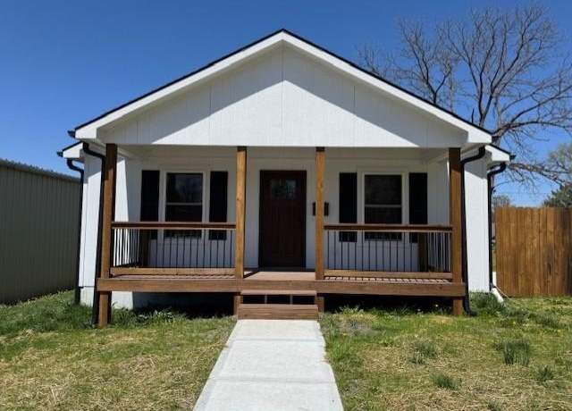 Property at 321 E 5th St, Cameron, MO 64429, 2 beds, 2 baths
