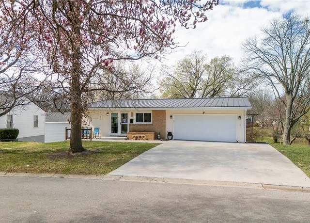 Property at 2710 Southwest Trl, St Joseph, MO 64506, 3 beds, 3 baths