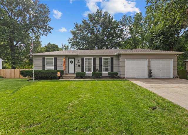 Property at 13109 Logan Ln, Lenexa, KS 66215, 3 beds, 2 baths