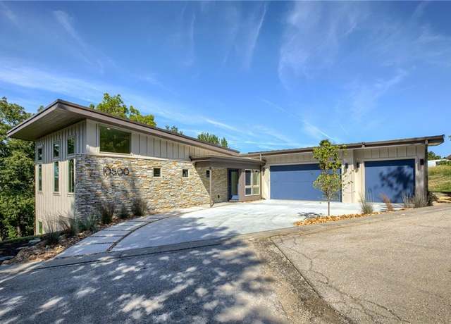 Property at 10500 Chateau Ln, Parkville, MO 64152, 4 beds, 3 baths