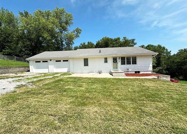 Property at 400 Beverly St, Excelsior Springs, MO 64024, 4 beds, 3 baths