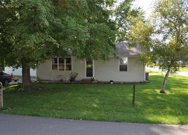 Property at 302 S 2nd St, Savannah, MO 64485, 2 beds, 1 bath