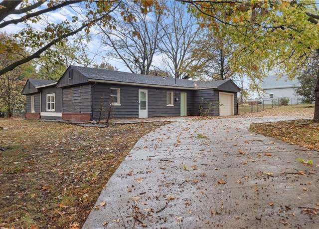 Property at 9800 E 47th St, Kansas City, MO 64133, 3 beds, 2 baths