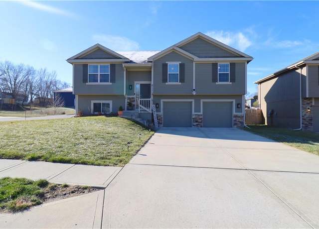 Property at 6111 NE 51st St, Kansas City, MO 64119, 3 beds, 2.5 baths