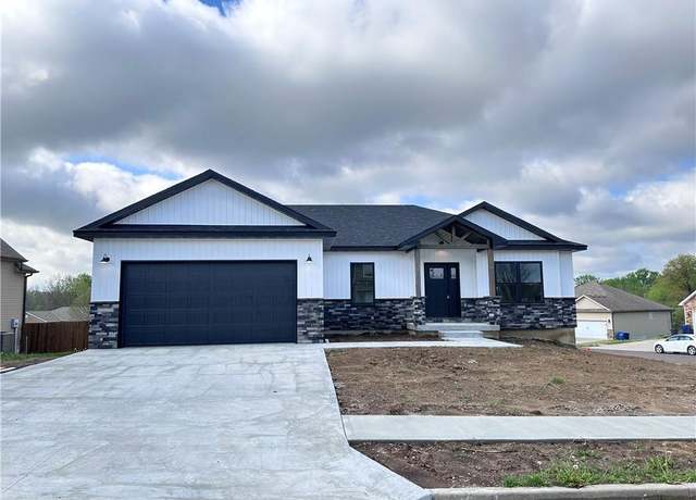 Property at 105 Marsh Ct, Knob Noster, MO 65336, 4 beds, 3 baths