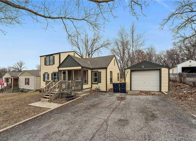 Property at 5318 NE 50th St, Kansas City, MO 64119, 3 beds, 3 baths