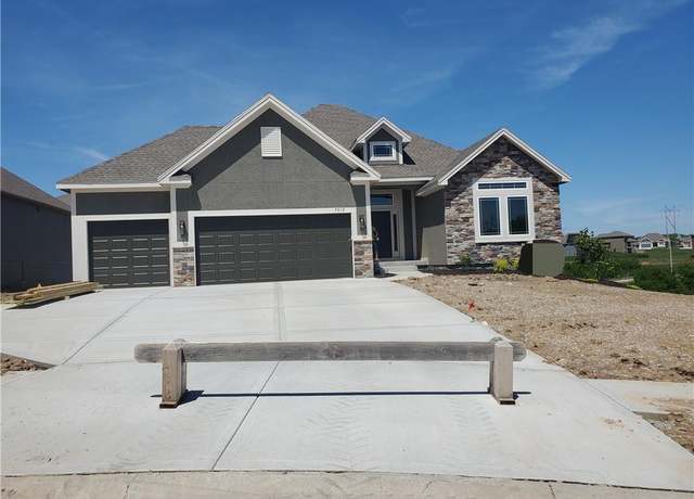 Property at 7012 NE 102nd Ct, Kansas City, MO 64156, 4 beds, 3 baths
