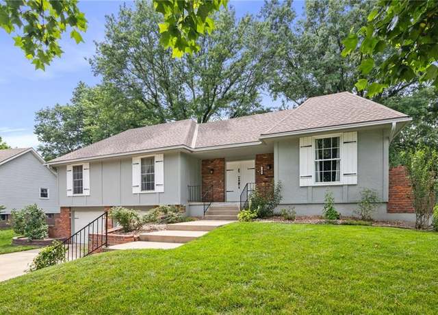 Property at 706 SW Montgomery Ave, Lee's Summit, MO 64081, 4 beds, 3 baths