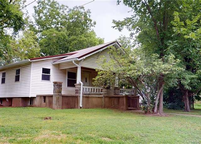 Property at 425 N Washington St, Nevada, MO 64772, 2 beds, 1 bath