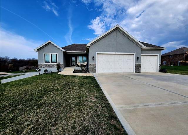 Property at 13405 Oakbrook Dr, Kearney, MO 64060, 4 beds, 3 baths