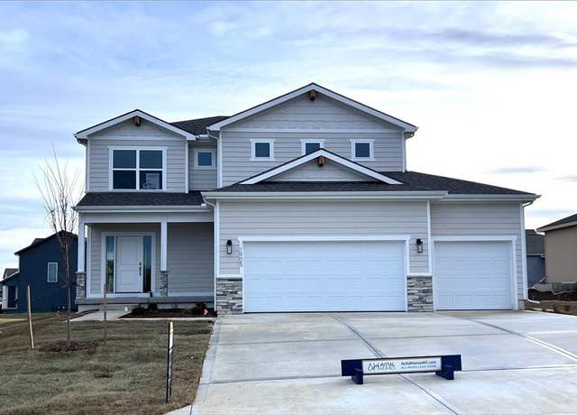 Property at 1905 SW Hightown Dr, Lee's Summit, MO 64082, 4 beds, 2.5 baths