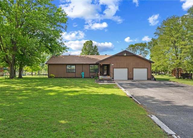 Property at 117 Fawnwood Dr, Coffeyville, KS 67337, 3 beds, 1.5 baths