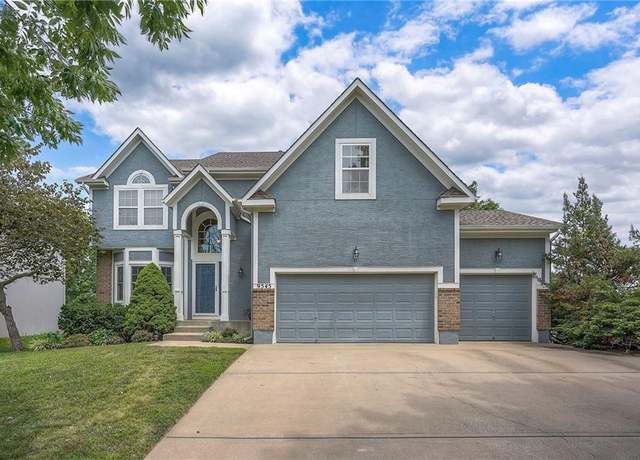 Property at 9545 Tallgrass Dr, Lenexa, KS 66227, 4 beds, 3.5 baths