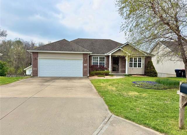 Property at 710 Burlington Ln, Warrensburg, MO 64093, 4 beds, 3 baths
