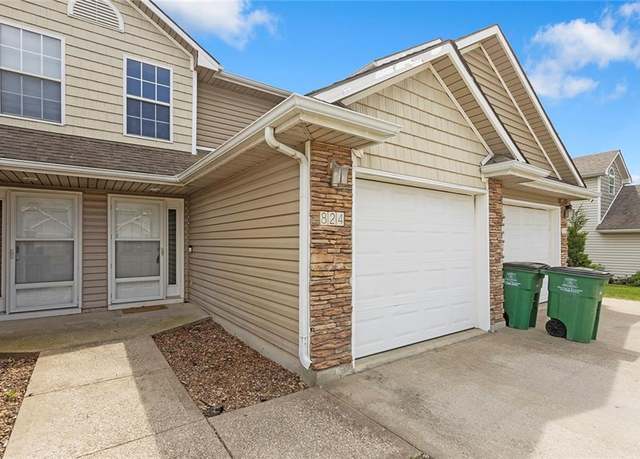 Property at 824 SW Peach Tree Ln, Lee's Summit, MO 64064, 2 beds, 2.5 baths