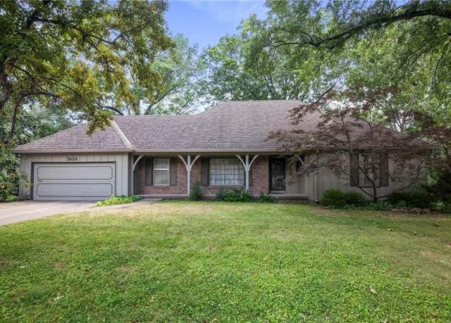 Property at 7401 W 101st St, Overland Park, KS 66212, 3 beds, 2.5 baths